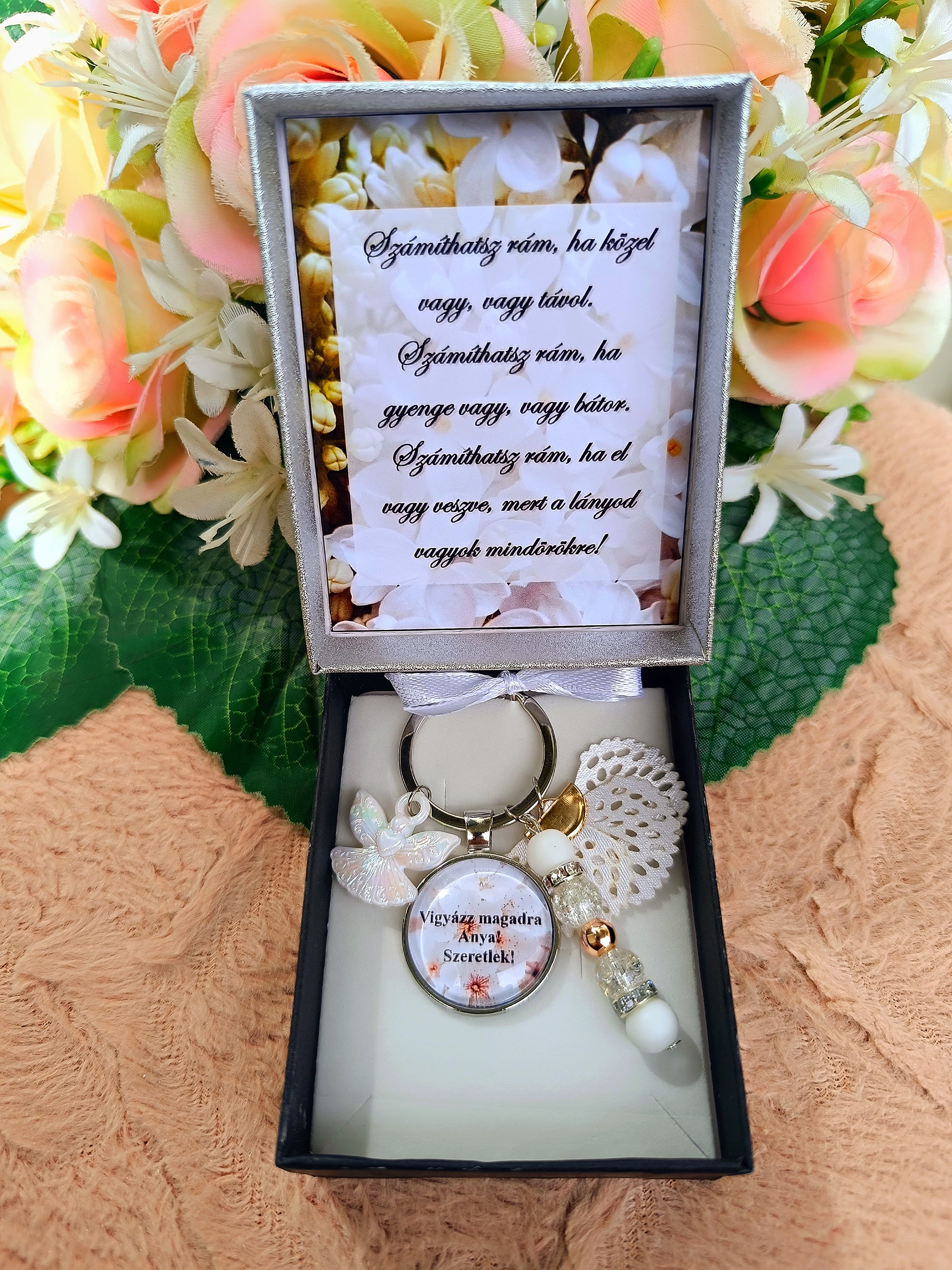 Ajándék anyának fehér angyalos kulcstartó